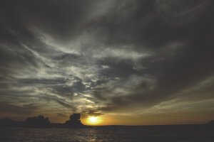 Dark Tones|Moody Green - Sunset over lake Victoria. Kisumo / Tanzania
